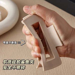 Clip de tiburón para Cabeza trasera de <span class=keywords><strong>goma</strong></span> inastillable duradero, horquilla protectora anticolisión, garra de pelo de silicona suave para mujeres y niñas - Product Image 2