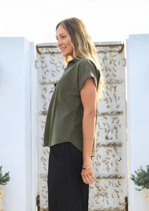 Haut ample minimaliste pour femme en coton 100% avec col en V, tissu respirant, coupe décontractée confortable, vêtement décontracté quotidien - Product Image 2