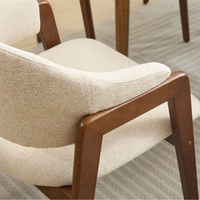 Chaise de salle à manger en bois d'hévéa de style nordique moderne, dossier et accoudoirs souples, structure en bois massif, revêtement en tissu pour la maison, le café et le restaurant