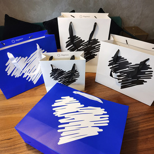 Tùy Chỉnh Số Lượng Nhỏ Màu Đỏ Đỏ Nghệ Thuật Giấy Quà Tặng Mua Sắm Túi Thời Trang Tái Sử Dụng Giấy Tráng Quần Áo Bao Bì Tote Túi - Product Image 5