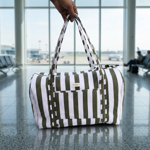Bolsa de Lona Textil a Rayas Blancas con Cierre de Cremallera, Bolsa de Viaje y Gimnasio de Gran Capacidad, Diseño Moderno con Patrón Blanco y Negro - Product Image 1