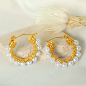 Boucles d'oreilles créoles torsadées en acier inoxydable doré, perles texturées vintage, gravure personnalisée, bijoux élégants - Product Image 1
