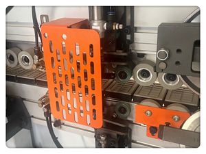 Machine de découpe de chants entièrement automatique contrôlée par PLC pour le traitement des panneaux de meubles en <span class=keywords><strong>bois</strong></span> - Product Image 3