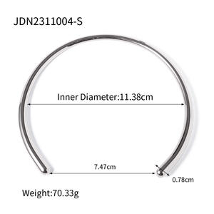 قلادة عنق من الفولاذ المقاوم للصدأ مطلية بالذهب عيار 18 كيلو غير لامعة مخصصة بسعر الجملة مصقولة للغاية للنساء - Product Image 5