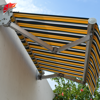 Auvent pliant électrique en aluminium avec voile en acrylique et bras articulés, design moderne et luxueux pour terrasse et balcon extérieurs