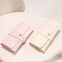 Pochette de rangement compacte pour bijoux avec porte-bagues, attaches pour boucles d'oreilles et fermeture enveloppante pour les voyages, l'organisation quotidienne et l'emballage cadeau