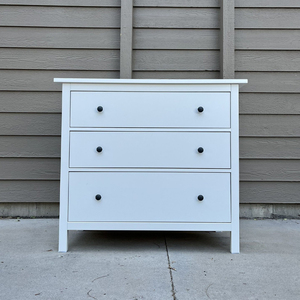 JIAMEIJIA <span class=keywords><strong>Commode</strong></span> de luxe <span class=keywords><strong>blanche</strong></span> à profil bas avec 3 tiroirs et boutons ronds noirs – Vente en gros - Product Image 1