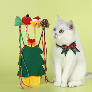Jouet <span class=keywords><strong>interactif</strong></span> de bâton de taquinerie de plume de tissu de Noël de chat d'animal de compagnie avec des conceptions d'homme et de pomme de pain d'épice d'étoile d'arbre d'exercice - Product Image 1