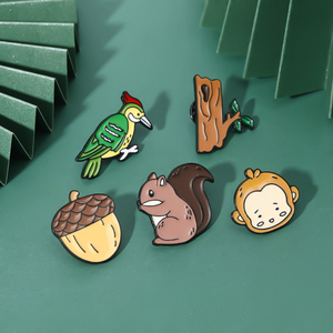 Dibujos animados mono pájaro carpintero árbol <span class=keywords><strong>tronco</strong></span> Animal esmalte alfileres ardilla Pino <span class=keywords><strong>cono</strong></span> broche aleación insignia dulce mujer joyería regalo - Product Image 2