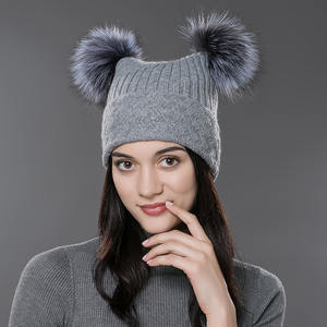 <span class=keywords><strong>Bonnet</strong></span> tricoté d'hiver en gros Chapeaux en laine mélangée personnalisés avec oreilles de chat pour femmes Chapeaux d'hiver avec doublure en polaire avec <span class=keywords><strong>deux</strong></span> pompons en fourrure - Product Image 4