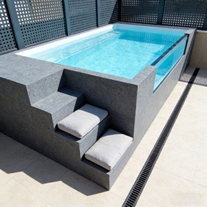 Installation de piscine en fibre de verre avec rebord de bronzage et marches d'entrée intégrées - Product Image 5