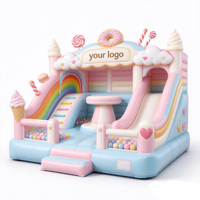 Château gonflable commercial 6x6m sur le thème du pays des bonbons, avec toboggan et piscine à balles, couleurs rose et bleu