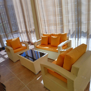 Ensemble de canapé et de chaises d'extérieur en rotin tressé PE de luxe avec coussins imperméables, meubles de jardin durables et écologiques - Product Image 6