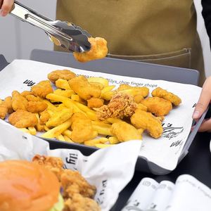 กระดาษห่ออาหารเคลือบ PE กันไขมัน เกรดอาหาร สำหรับบรรจุภัณฑ์แฮมเบอร์เกอร์ แซนวิช พิซซ่า และขนมขบเคี้ยว พร้อมโลโก้ตามสั่ง - Product Image 4