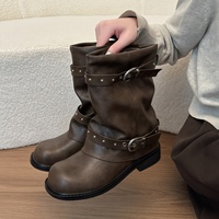 Bottes mi-mollet souples pour femme, collection automne 2026, avec rivets décoratifs et bride à boucle, design de niche, style décontracté et tendance