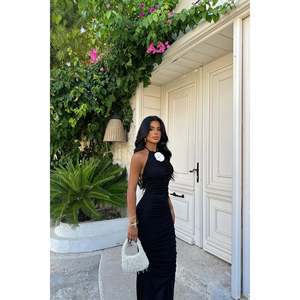 Robe de soirée longue noire avec détail rose et robe de bal à sequins à nouer pour les fêtes et les événements formels - Product Image 2