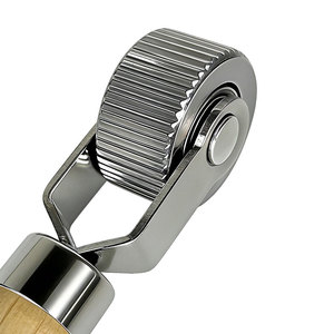 Rouleau de réparation de pneus avec poignée en bois, outil de réparation de pneus, rouleau de compactage à roulement à billes pour la pose de patchs - Product Image 2