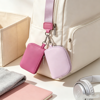 Portefeuille double poignet tendance 2026 avec logo personnalisé, pochette à monnaie rose, double compartiment, bracelet porte-clés et porte-cartes