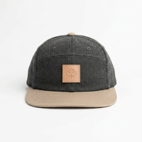 Casquette Snapback Vintage 5 Panneaux Structurée à Profil Moyen et Visière Plate en Laine Grise pour le Camping avec Patch en Cuir Personnalisé – Vente en Gros