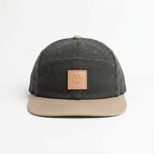 Casquette Snapback Vintage 5 Panneaux Structurée à Profil Moyen et Visière Plate en Laine Grise pour le Camping avec Patch en Cuir Personnalisé – Vente en Gros - Product Image 1