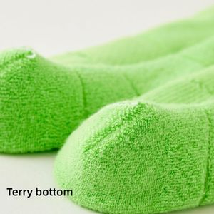 Chaussettes de sport personnalisées de haute qualité pour hommes, chaussettes de course en coton peigné, chaussettes athlétiques mi-mollet, fabricant de chaussettes personnalisables - Product Image 2