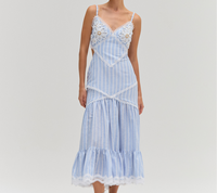 Robe midi tendance à col mandarin en lin marin avec découpes en dentelle, taille naturelle et broderies faites main, idéale pour les tenues de vacances