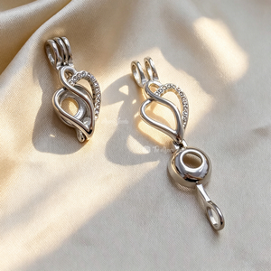 Muses Jewels Pendentif médaillon cage à perles creuses en forme <span class=keywords><strong>de</strong></span> cœur entrelacé en acier inoxydable incrusté <span class=keywords><strong>de</strong></span> diamants, fournitures pour la fabrication <span class=keywords><strong>de</strong></span> <span class=keywords><strong>bijoux</strong></span> DIY - Product Image 1