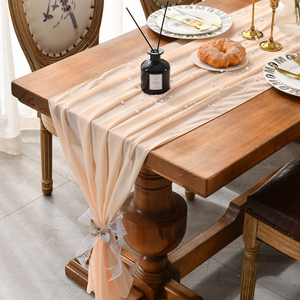 Chemin de table moderne de luxe en coton brodé Doublure de salle à manger élégante pour les intérieurs contemporains Techniques tissées pour un usage domestique - Product Image 1