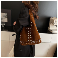 Sac à bandoulière hobo spacieux et souple en daim pour femme, idéal pour le quotidien, les voyages en extérieur, sac à main décontracté de haute qualité avec clous, sac sous le bras pour femme
