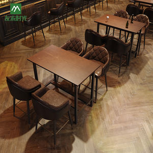 طاولات وكراسي بار بإطار معدني بأسلوب صناعي عتيق مناسبة للمقاهي والحانات، تشمل كراسي عالية. - Product Image 1