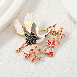 Broches de moda de oro personalizados de estilo chino Retro de gama alta, alfileres de solapa de animales de lujo para mujeres hechos de joyería de aleación de diamantes de imitación - Product Image 2