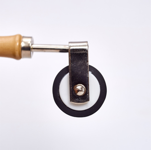 Rodillo de arcilla de goma con mango de madera, 10cm - Product Image 5