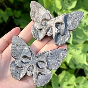ขายส่งหัวกะโหลกผีเสื้อแกะสลักด้วยมือจากหินออบซิเดียนสีเงินทองธรรมชาติ  งานแกะสลักหัวกะโหลกผีเสื้อแบบแบนจากหินออบซิเดียน เหมาะสำหรับเป็นของขวัญ - Product Image 1