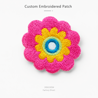 Écusson brodé personnalisé fleurs roses et jaunes, badge floral circulaire bleu et vert pour vêtements et sacs, vente en gros, fabricant OEM