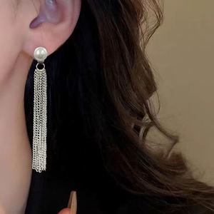 Pendientes Largos Geométricos con Borlas Dinámicas, Elegantes y de Alta Gama Franceses, Chapados en Oro, con Detalles de Perlas, Diseño Versátil, Simple y Moderno - Product Image 1