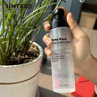 Bouteille blanche givrée avec bouteille de pulvérisateur de brume noire pour soins de la peau corps visage brume cosmétique bouteille en plastique PET 150ml
