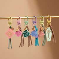 Breloque de sac d'été, porte-clés mousqueton couleur pastel, pendentif feuille de palmier, hibiscus, planche de surf, sirène, main, avec pompon en daim