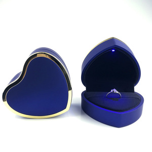 Nueva caja de anillo en forma de corazón con luz LED, <span class=keywords><strong>collar</strong></span> para propuesta de matrimonio, colgante, joyería y regalo de almacenamiento - Product Image 1