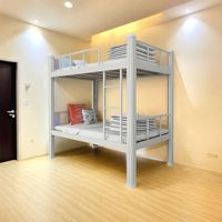 Lit superposé portable moderne blanc démontable avec rangement, structure en acier, idéal pour dortoir scolaire, appartement, chantier de construction