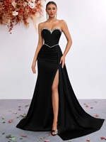 Robe de soirée élégante noire sans bretelles ornée de strass, taille ajustée, fente haute, pour femme