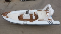 Bateau pneumatique semi-rigide (RIB) de 760 cm en fibre de verre avec plancher en teck pour 13 personnes, idéal pour la pêche et les yachts
