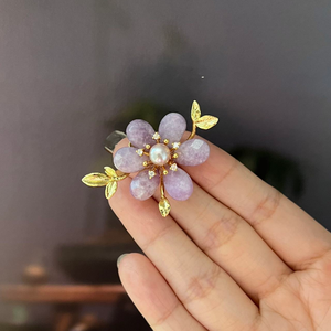 เข็มกลัดหินลาเวนเดอร์ธรรมชาติทำมือสุดหรู ประดับมุกน้ำจืดและเพชรซิร์คอนขนาดเล็ก ชุบทองแดงเคลือบทองรูปดอกไม้ - Product Image 4