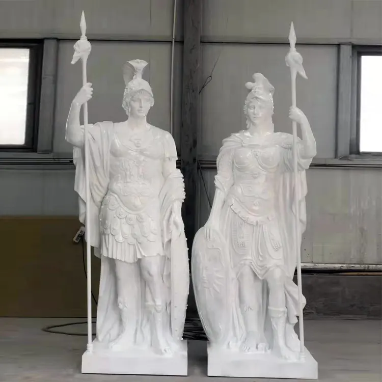 סיטונאי שרף גדול פסלי גן זכר ונקבה פיברגלס פסל עם shiled וחנית