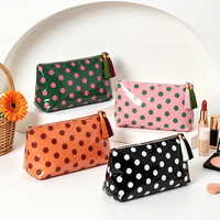 Pochette de maquillage imperméable à pois en PVC brillant, étui de rangement de voyage grande capacité avec fermeture éclair à pompon, sac à cosmétiques facile à nettoyer pour femmes