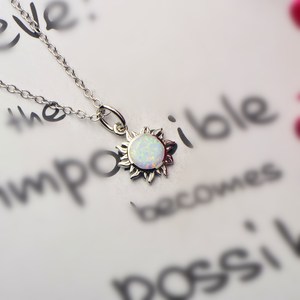 Collana con catena a maglia in lega di rame placcata argento con opale sintetico da donna, stile Hawaii Beach The Sun, per anniversario - Product Image 6