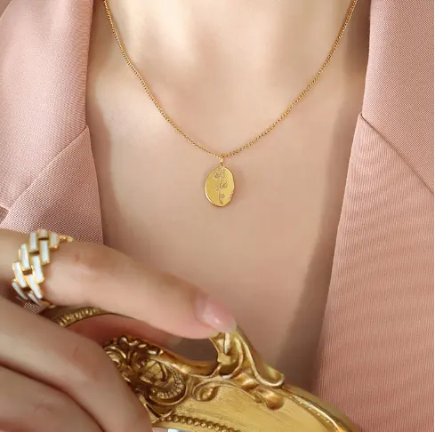 Vendite calde ciondolo fiore rosa con Design di nicchia per collana da donna in acciaio al titanio placcato in oro 18k catena in osso
