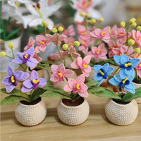 Fleurs artificielles en pot d'orchidée tricotées à la main, mignonnes et abordables, avec design de pot souriant au crochet personnalisé pour la décoration intérieure et les cadeaux de fêtes