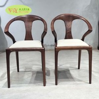 Chaises en noyer papillon et semi-circulaires - Ensemble sculptural en bois massif pour compléter les tables à grandes dalles