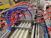 Machine à fabriquer des panneaux muraux en WPC à haute vitesse Sevenstars / Machine à fabriquer des panneaux rainurés en WPC Prix