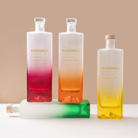 Bouteille de liqueur en verre personnalisée de 500 ml avec bouchon en liège naturel et boîte cadeau pour l'emballage de vodka et de whisky haut de gamme